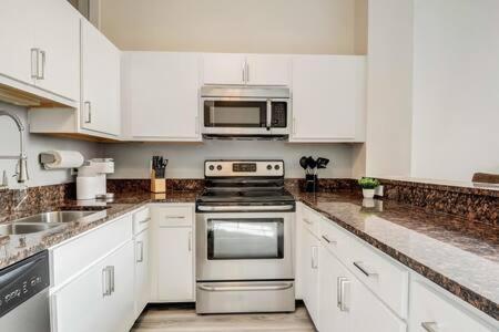 Cozysuites - 2Br With Direct Skybridge Access #5 Indianapolis Buitenkant foto