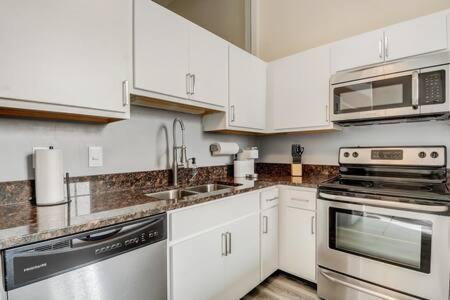 Cozysuites - 2Br With Direct Skybridge Access #5 Indianapolis Buitenkant foto