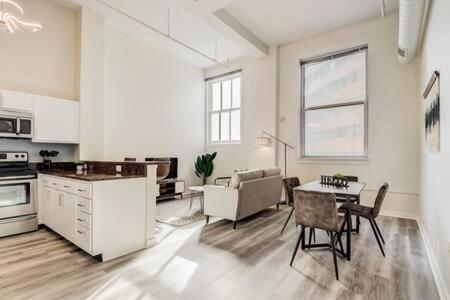 Cozysuites - 2Br With Direct Skybridge Access #5 Indianapolis Buitenkant foto